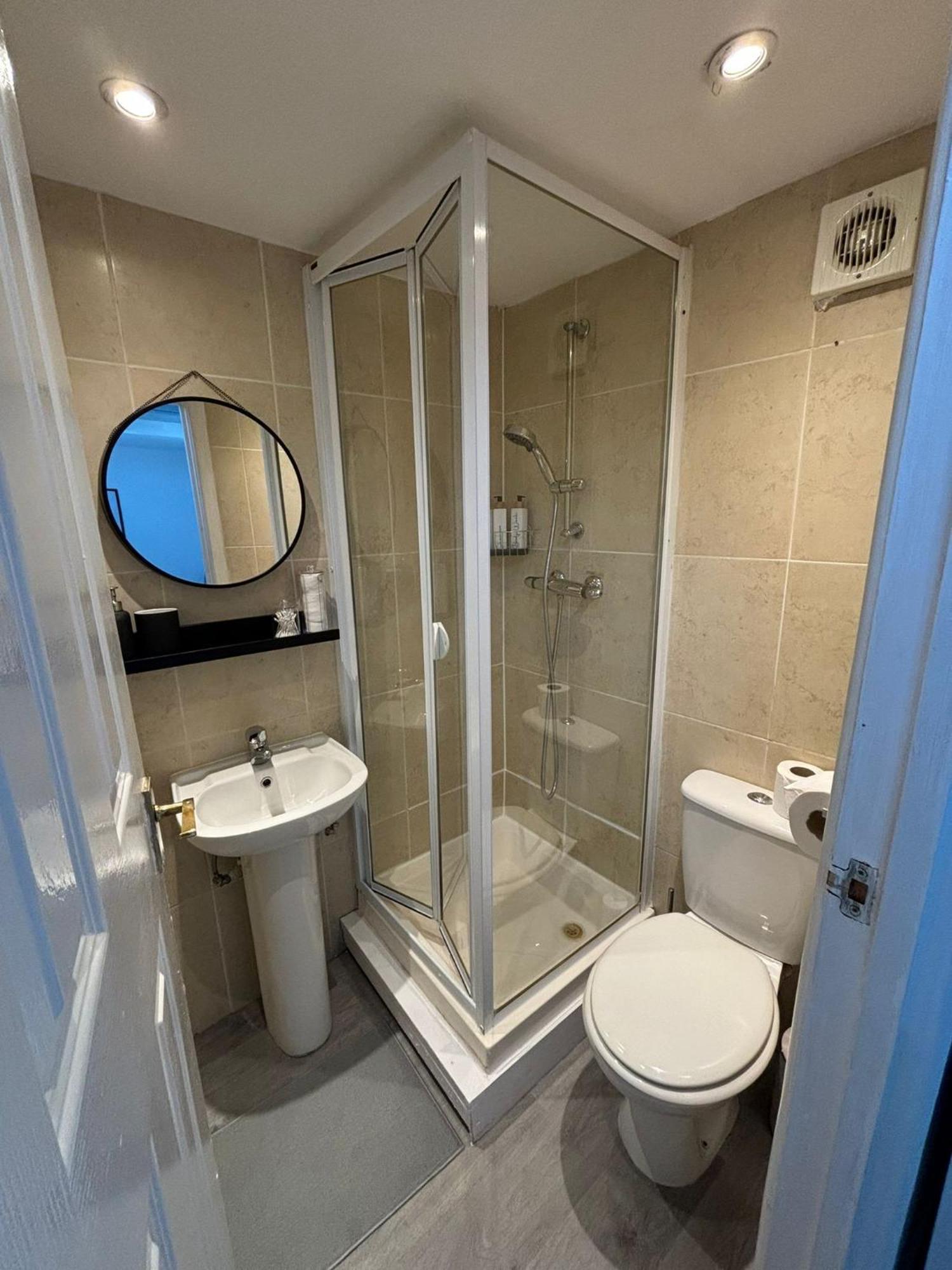 דירות לונדון Top Floor Delightful Flat מראה חיצוני תמונה